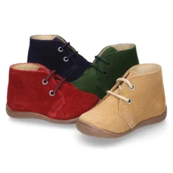 Botita con puntera, talonera y cordones en serraje para pequeños.