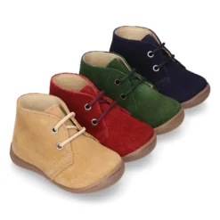 Botita con puntera, talonera y cordones en serraje para pequeños.