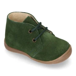 Botita con puntera, talonera y cordones en serraje para pequeños.