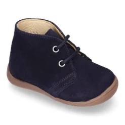 Botita con puntera, talonera y cordones en serraje para pequeños.