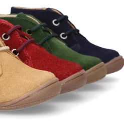 Botita con puntera, talonera y cordones en serraje para pequeños.