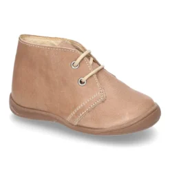 Botita con puntera, talonera y cordones en piel para pequeños.