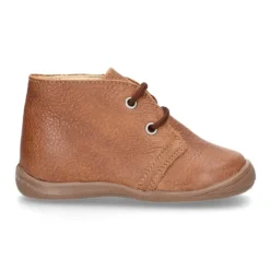 Botita con puntera, talonera y cordones en piel para pequeños.
