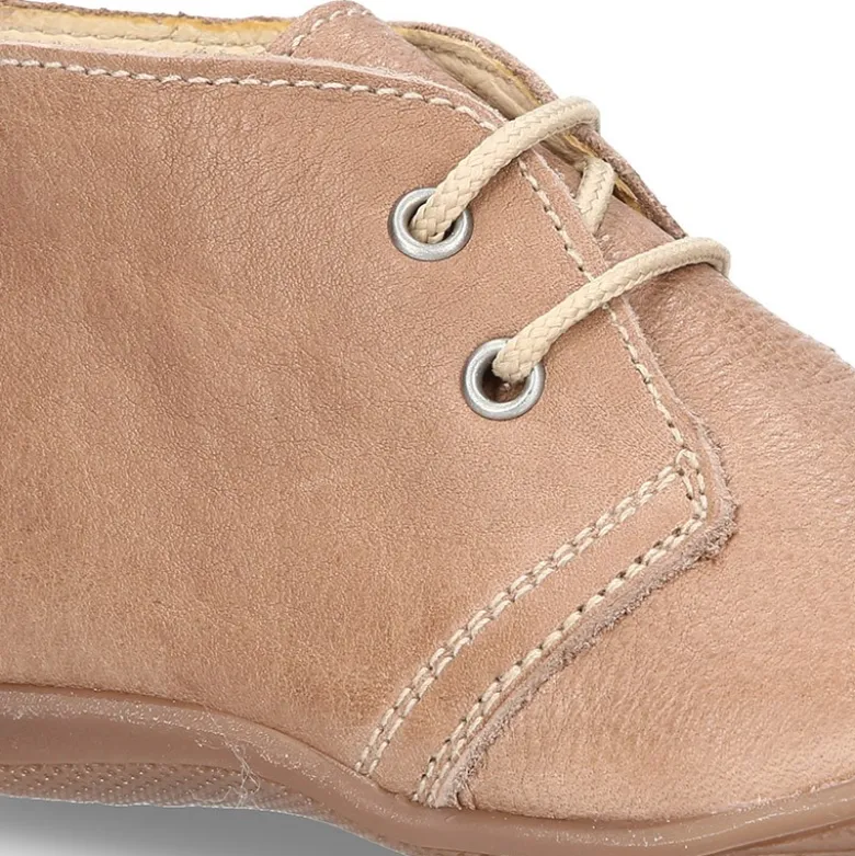 Botita con puntera, talonera y cordones en piel para pequeños.