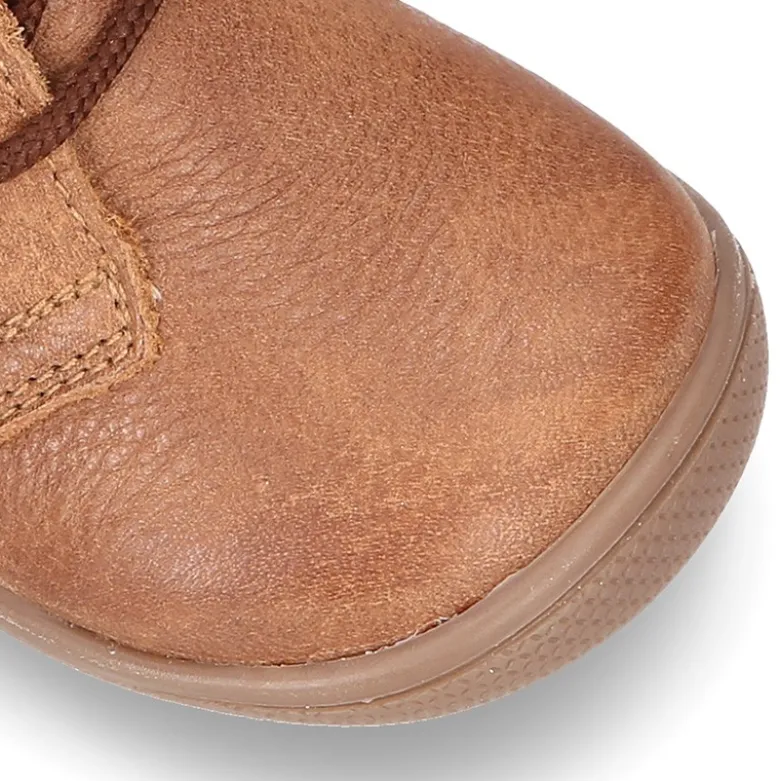 Botita con puntera, talonera y cordones en piel para pequeños.