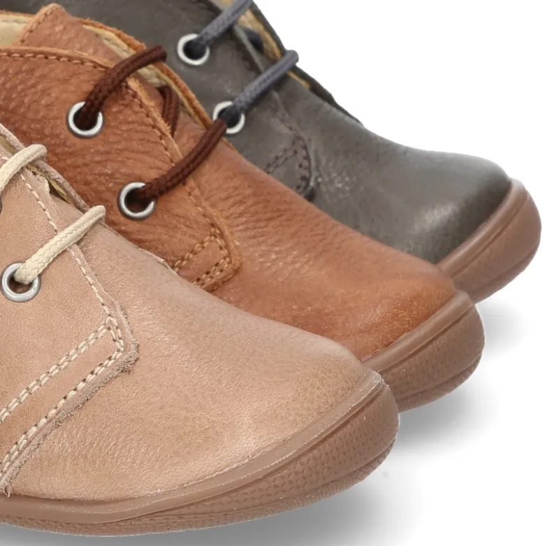 Botita con puntera, talonera y cordones en piel para pequeños.