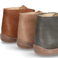 Botita con puntera, talonera y cordones en piel para pequeños.