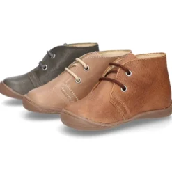Botita con puntera, talonera y cordones en piel para pequeños.