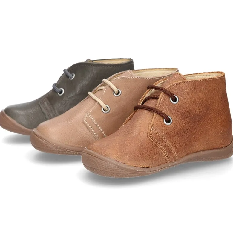 Botita con puntera, talonera y cordones en piel para pequeños.