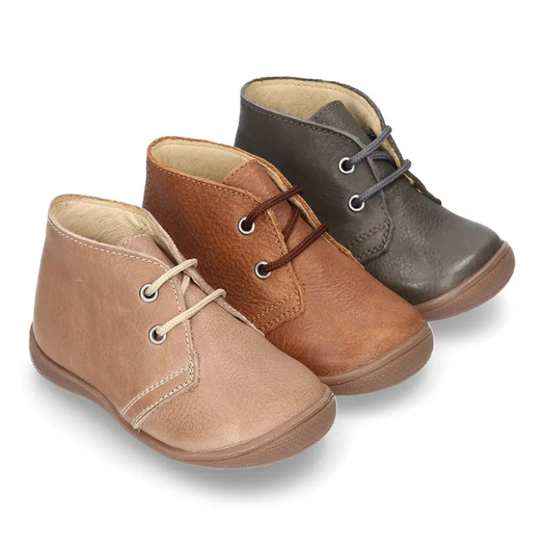 Botita con puntera, talonera y cordones en piel para pequeños.