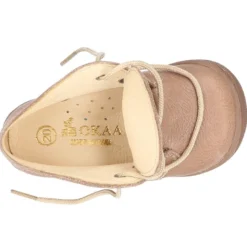 Botita con puntera, talonera y cordones en piel para pequeños.
