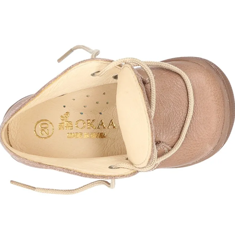 Botita con puntera, talonera y cordones en piel para pequeños.