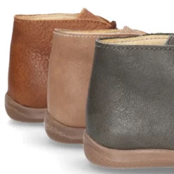 Botita con puntera, talonera y cordones en piel para pequeños.