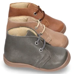Botita con puntera, talonera y cordones en piel para pequeños.