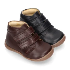 Botita con puntera y talonera sin cordones en piel lisa para pequeños.