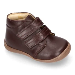 Botita con puntera y talonera sin cordones en piel lisa para pequeños.