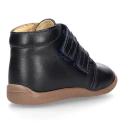 Botita con puntera y talonera sin cordones en piel lisa para pequeños.