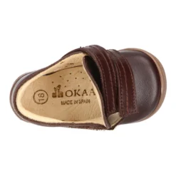 Botita con puntera y talonera sin cordones en piel lisa para pequeños.