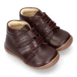 Botita con puntera y talonera sin cordones en piel lisa para pequeños.
