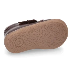 Botita con puntera y talonera sin cordones en piel lisa para pequeños.