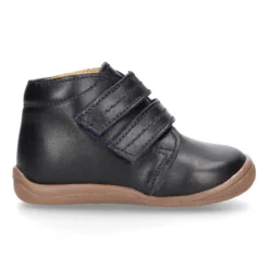 Botita con puntera y talonera sin cordones en piel lisa para pequeños.