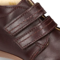 Botita con puntera y talonera sin cordones en piel lisa para pequeños.