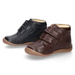 Botita con puntera y talonera sin cordones en piel lisa para pequeños.