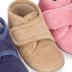 Botita de casa niños sin cordones en pana fina.