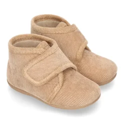 Botita de casa niños sin cordones en pana fina.