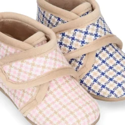 Botita de casa niños sin cordones en lana con CUADROS.