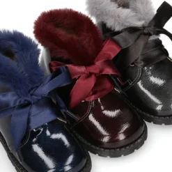 Botita niña con cordones y cuello de pelo en piel CHAROL en colores otoñales.