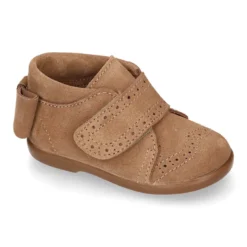 Botita niña sin cordones con lazo y picados en piel serraje.