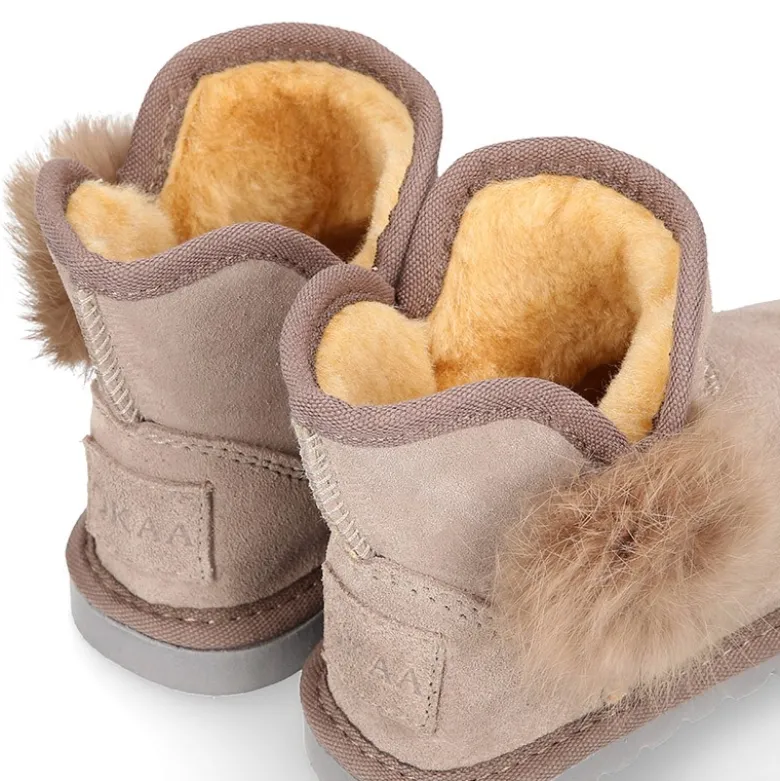 Botita niña tipo Australiana con POMPÓN en piel serraje.