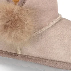 Botita niña tipo Australiana con POMPÓN en piel serraje.