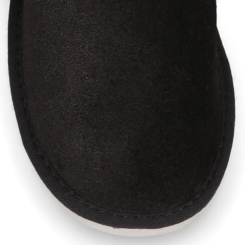 Botita niña tipo Australiana con POMPÓN en piel serraje negro.