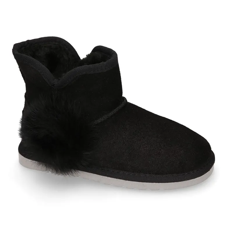 Botita niña tipo Australiana con POMPÓN en piel serraje negro.