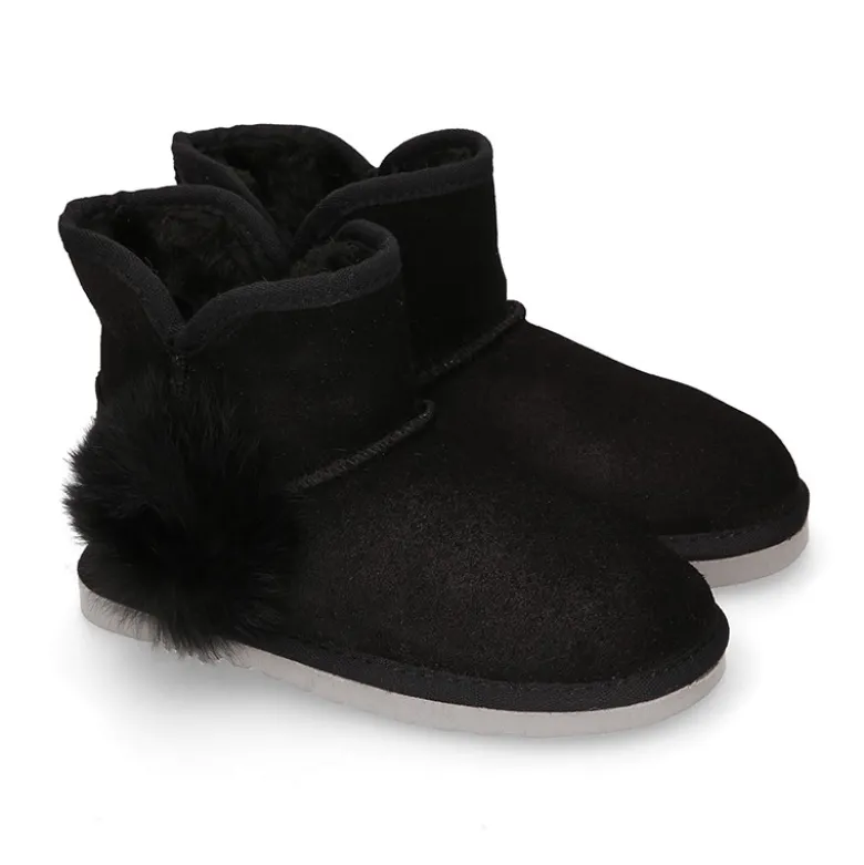 Botita niña tipo Australiana con POMPÓN en piel serraje negro.