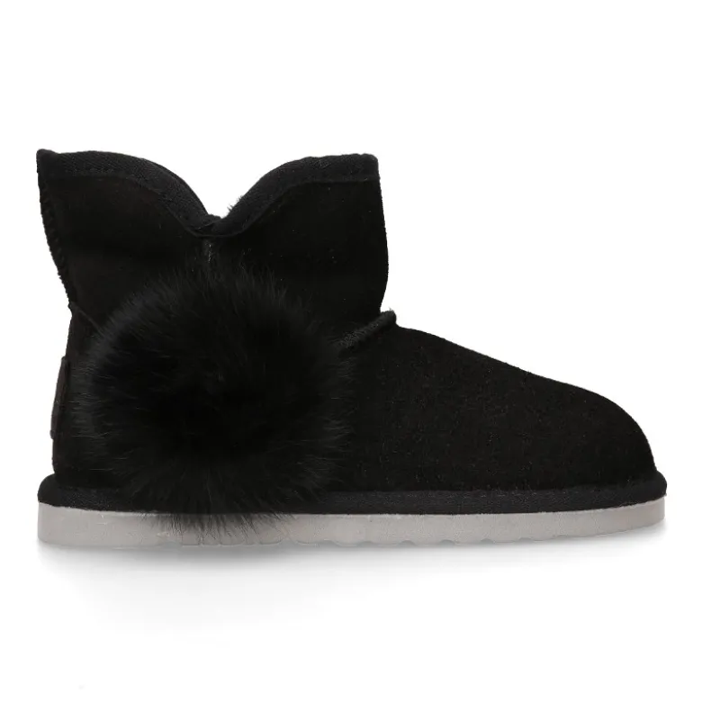 Botita niña tipo Australiana con POMPÓN en piel serraje negro.