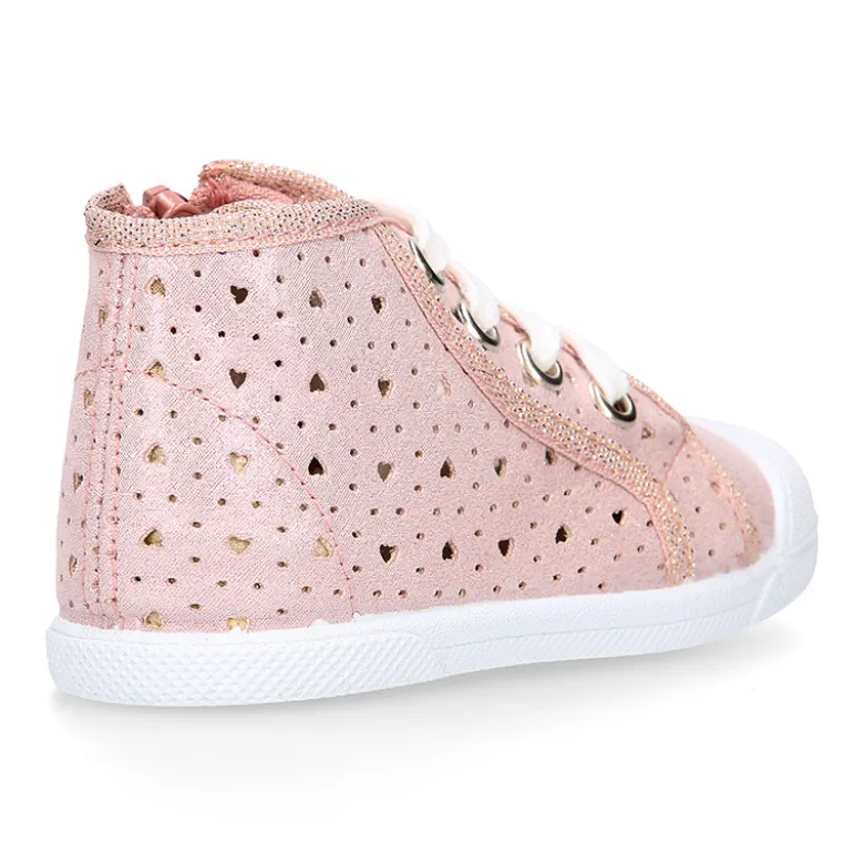 Botita niña tipo bamba con cordones y puntera en lona corazones.