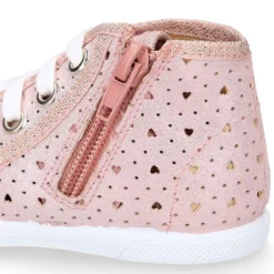 Botita niña tipo bamba con cordones y puntera en lona corazones.