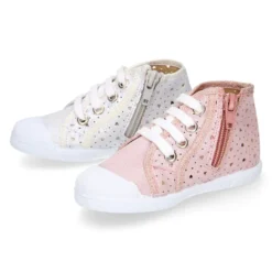 Botita niña tipo bamba con cordones y puntera en lona corazones.