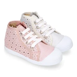 Botita niña tipo bamba con cordones y puntera en lona corazones.