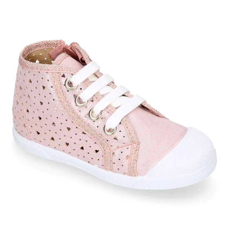 Botita niña tipo bamba con cordones y puntera en lona corazones.