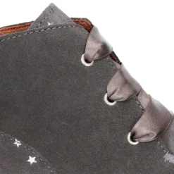 Botita niña tipo Wallabi con lazos y ESTRELLAS en serraje.