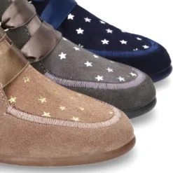 Botita niña tipo Wallabi con lazos y ESTRELLAS en serraje.