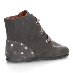 Botita niña tipo Wallabi con lazos y ESTRELLAS en serraje.