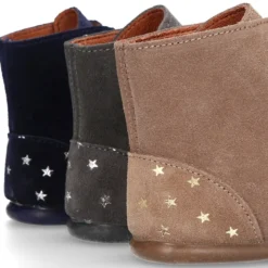 Botita niña tipo Wallabi con lazos y ESTRELLAS en serraje.