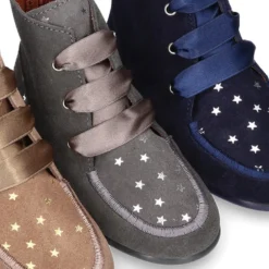 Botita niña tipo Wallabi con lazos y ESTRELLAS en serraje.
