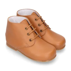 Botita niño con cordones en piel CUERO.