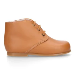 Botita niño con cordones en piel CUERO.